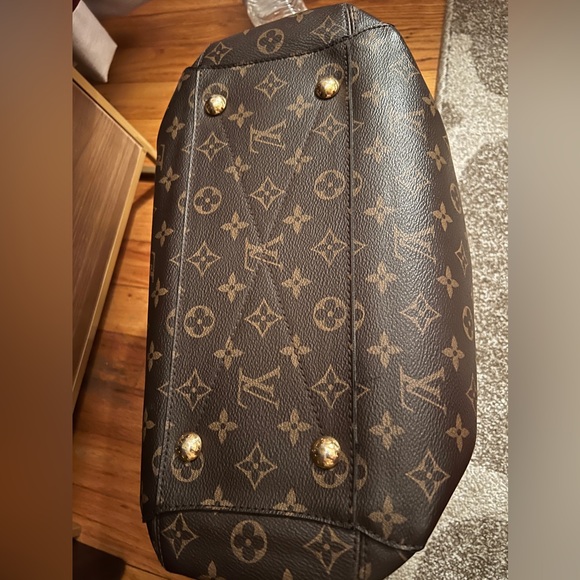 Authentic Louis Vuitton Montaigne MM - Picture 3 of 15